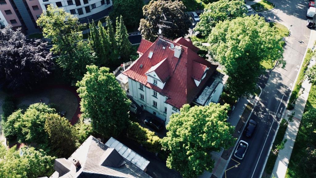 una vista aérea de una casa con techo rojo en Retro Hotel Villa Ostrava, en Ostrava