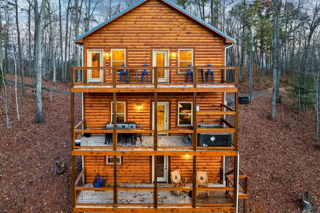 een houten huis midden in het bos bij Mountain Retreat Game Room, BBQ, & Scenic Views in Sevierville