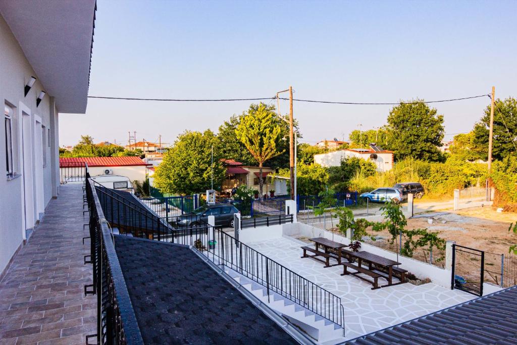 een balkon van een gebouw met banken en een parkeerplaats bij Harmony Apartments in Larisa