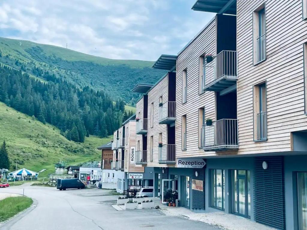 een rij gebouwen in een straat naast een berg bij Hotel Koralpe in Elsenbrunn