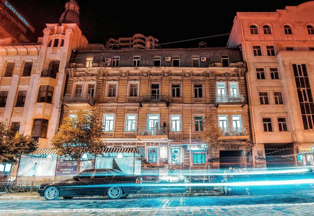 ein vor einem Gebäude geparkt in der Unterkunft Kyiv Art Apartments near Golden Gate in Kiew