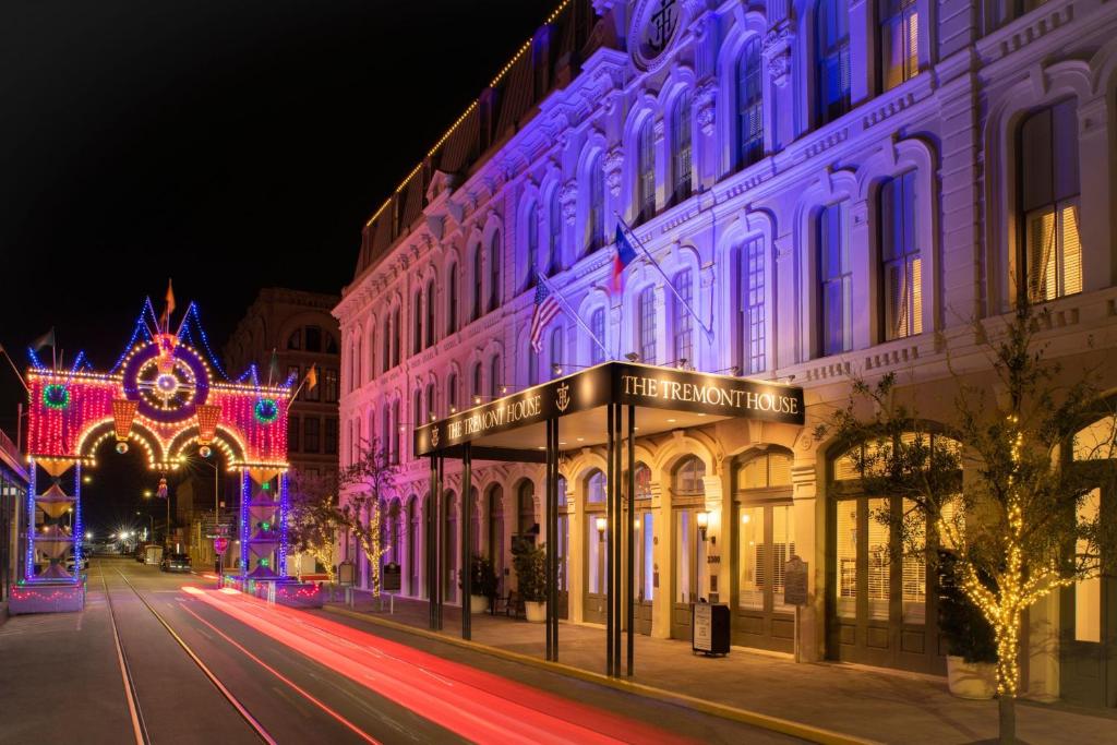 uma rua da cidade com um edifício iluminado à noite em The Tremont House, Galveston, a Tribute Portfolio Hotel em Galveston