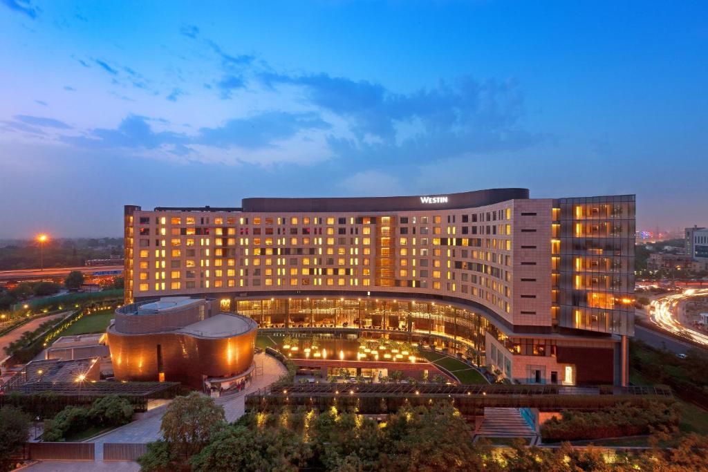 un grande edificio con luci di fronte di The Westin Gurgaon, New Delhi a Gurgaon