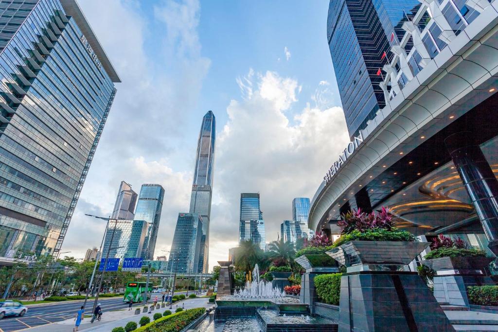 vistas a una ciudad con edificios altos y una fuente en Sheraton Shenzhen Futian Hotel, Close to Metro Station, Shenzhen Futian Convention & Exhibition Centre, Futian Railway Station en Shenzhen