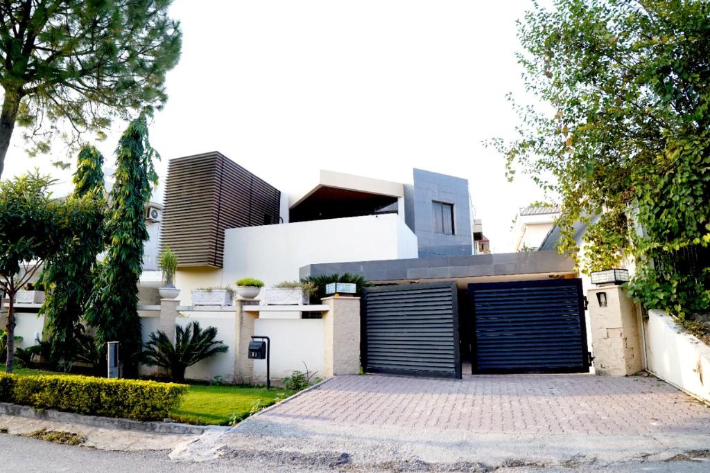 una casa bianca con un ampio garage di Dream Inn Guest House a Islamabad