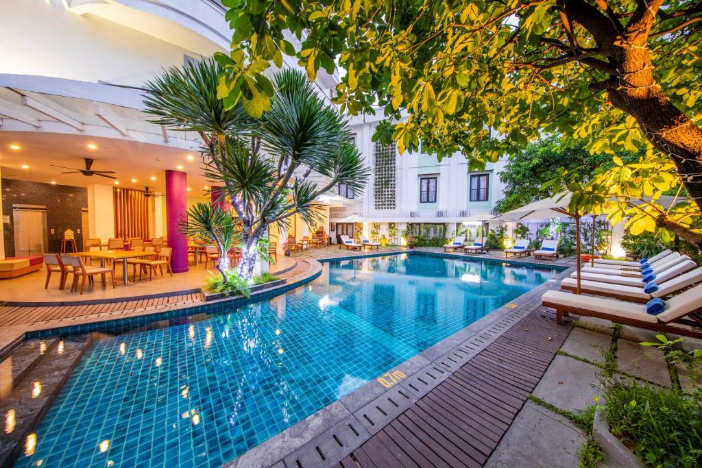 A piscina localizada em ÊMM Hotel Hue ou nos arredores