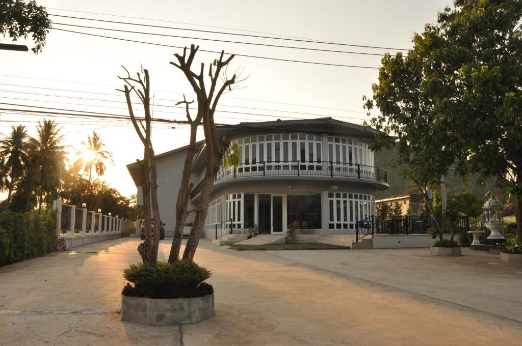 um edifício com uma árvore em frente em Khaoyai Terrazzo em Mu Si