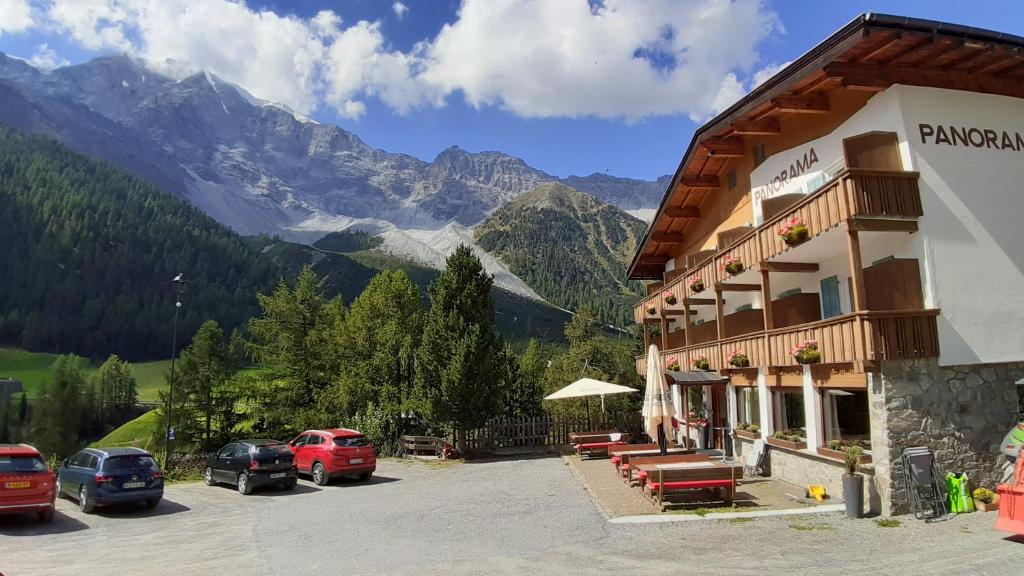 Pemandangan gunung umum atau pemandangan gunung yang diambil dari hotel