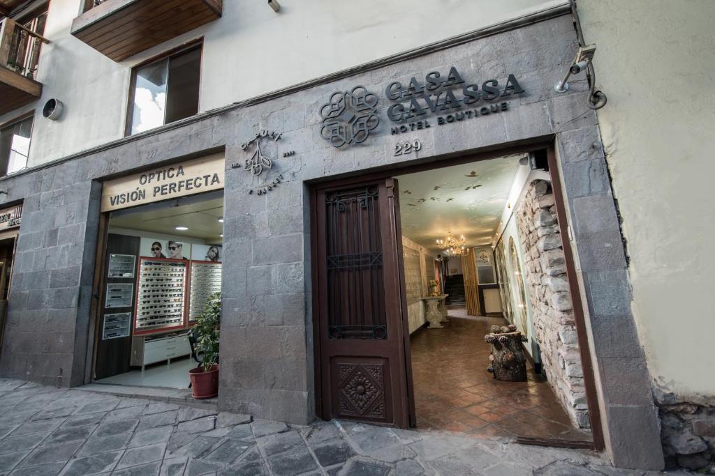 una tienda frente a un edificio con una puerta en Casa Cavassa Centro Histórico Cusco, en Cusco