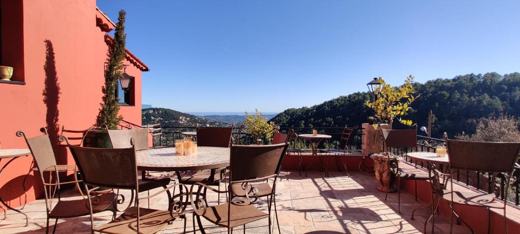 un patio con tavolo e sedie sul balcone. di Mas des Buscades a Cabris