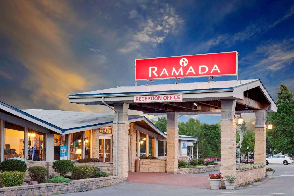 Chứng chỉ, giải thưởng, bảng hiệu hoặc các tài liệu khác trưng bày tại Ramada by Wyndham Gananoque Provincial Inn