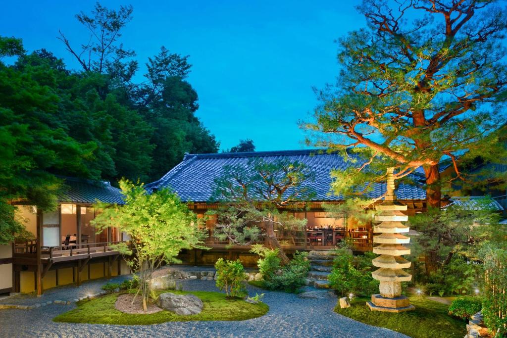 un jardin avec un arbre et un bâtiment dans l'établissement Suiran, a Luxury Collection Hotel, Kyoto, à Kyoto