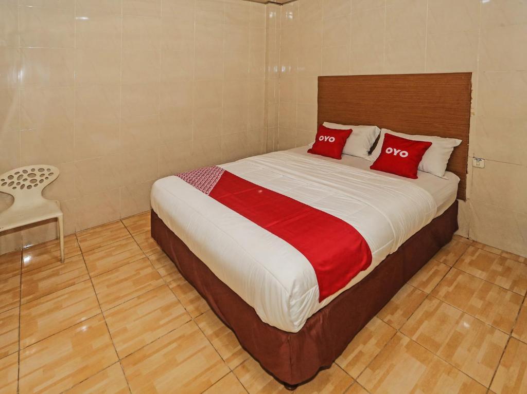 A bed or beds in a room at Super OYO 92674 Hotel Ciputat