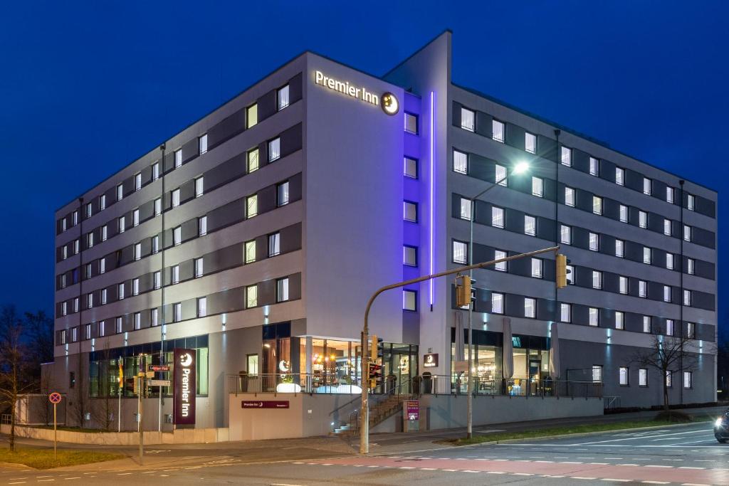 budynek hotelowy z fioletowym światłem z przodu w obiekcie Premier Inn Nürnberg City Nordost w Norymberdze