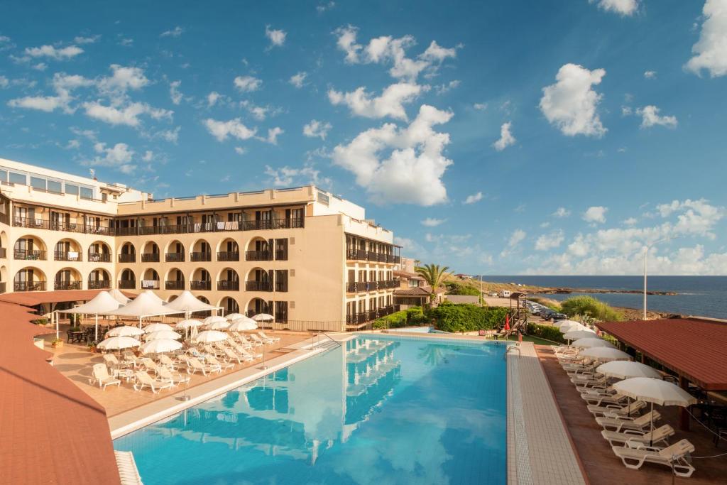 A piscina localizada em Hotel Calabona ou nos arredores