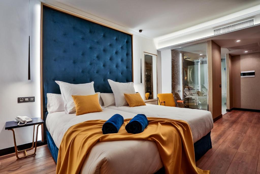 Giường trong phòng chung tại Design Plus Bex Hotel