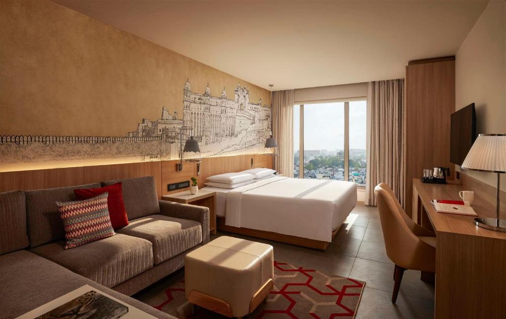 Habitación de hotel con cama y sofá en Hyatt Place Jaipur Malviya Nagar, en Jaipur