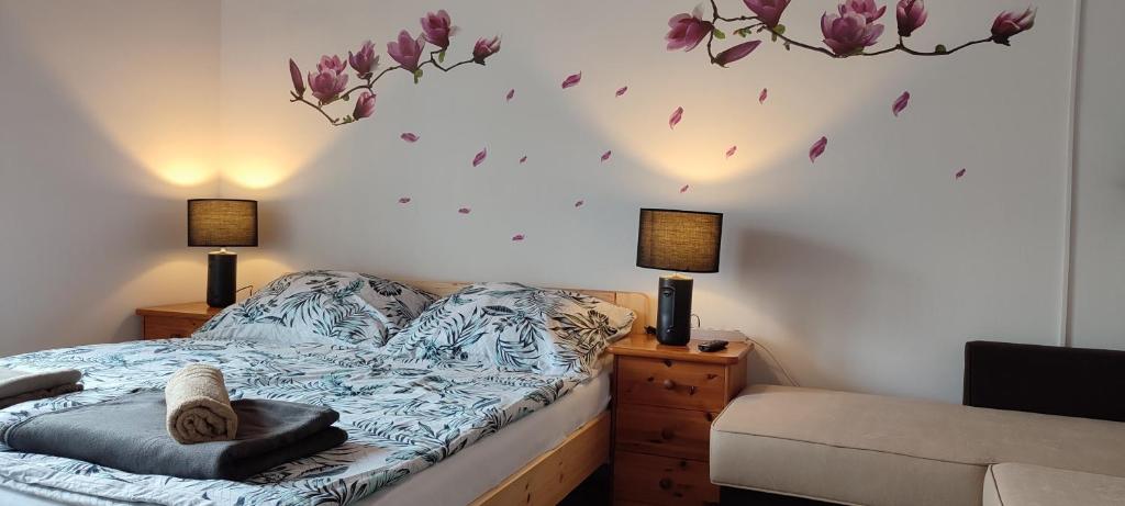 una camera da letto con un letto con fiori viola sul muro di Kis kuckó a Tapolca