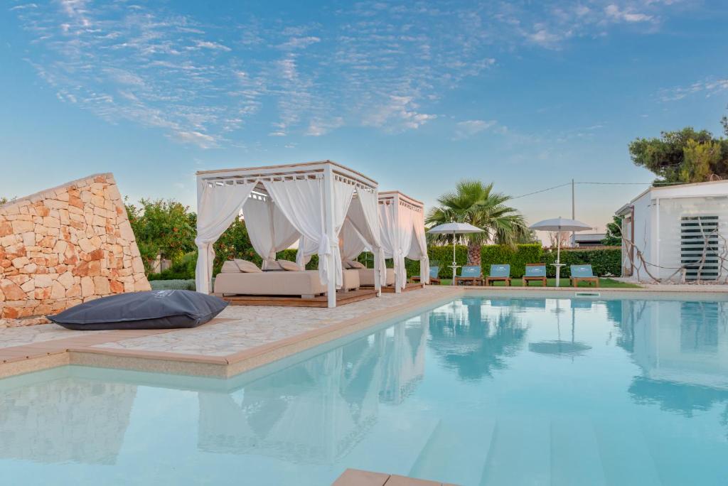 einen Pool mit Pavillon und Pool in der Unterkunft Le Grancìe in Porto Cesareo