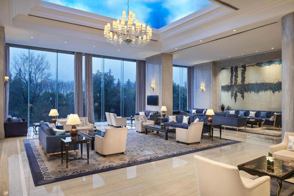 Uma área de estar em The Azure Qiantang, a Luxury Collection Hotel, Hangzhou