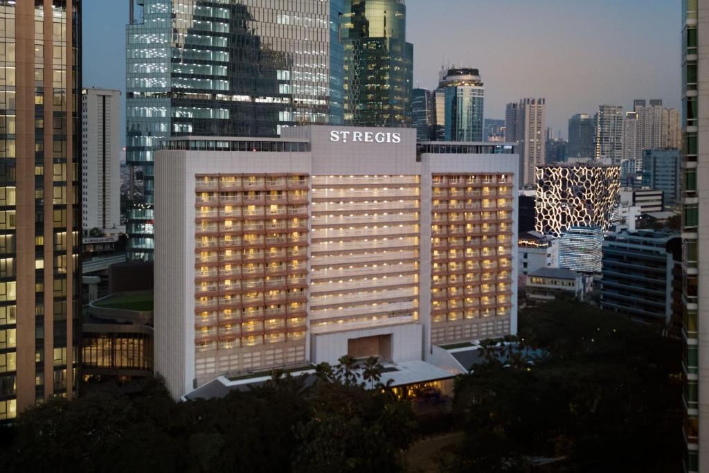 un edificio con un cartel en una ciudad en The St. Regis Jakarta en Yakarta