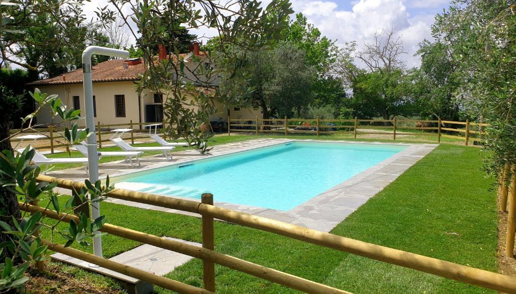 uma piscina num quintal ao lado de uma cerca em Il Sottolo em Florença