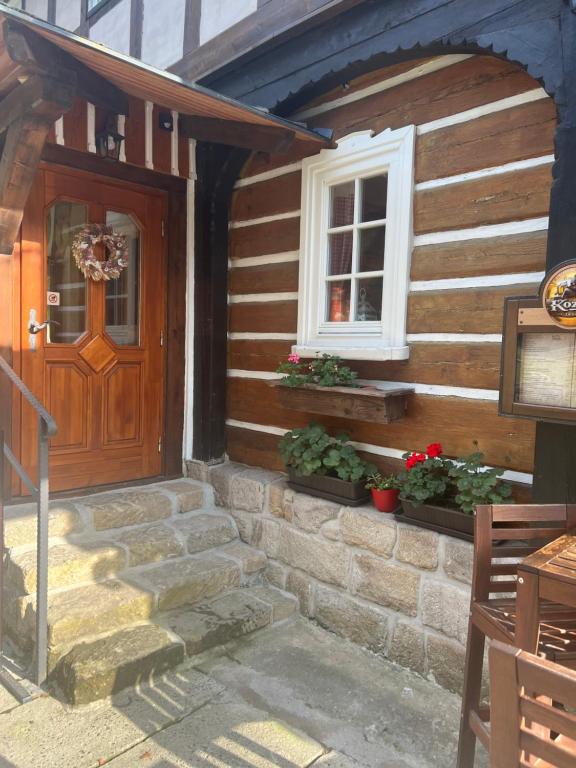 una casa con una porta in legno e una finestra di Pension Soutěsky a Hřensko