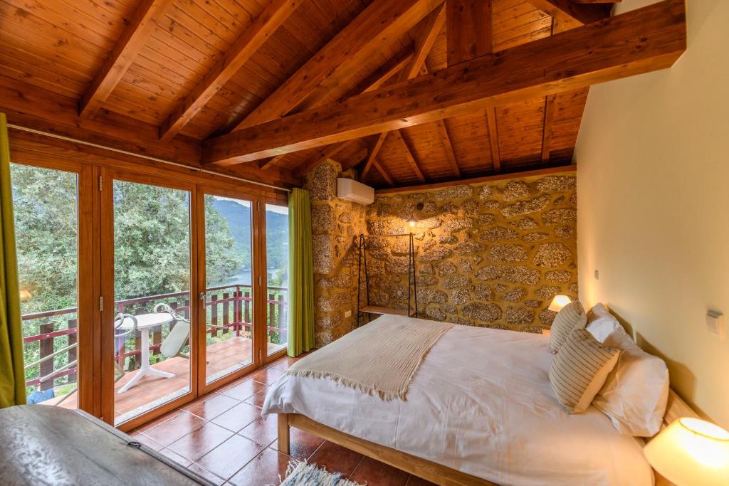 Llit o llits en una habitació de Gerês Country Stays - Sequeiro