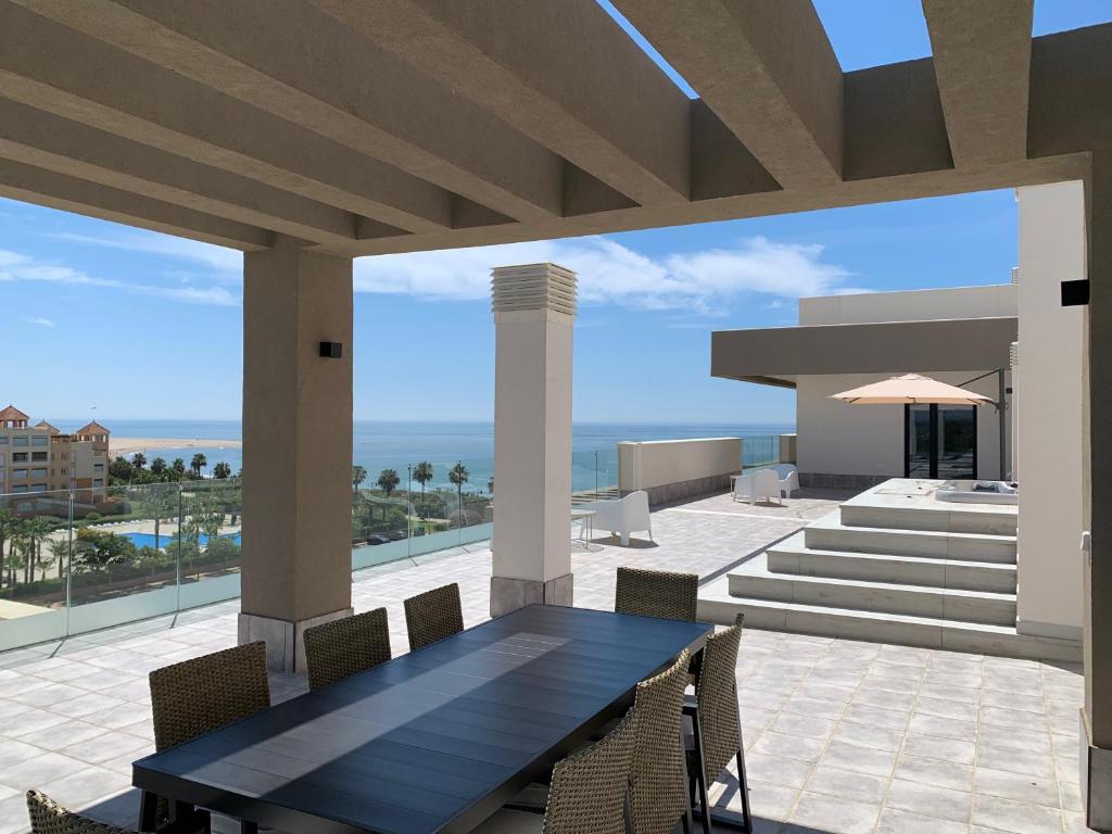 Uma varanda ou terraço em Penthouse with wide terrace next to the ocean