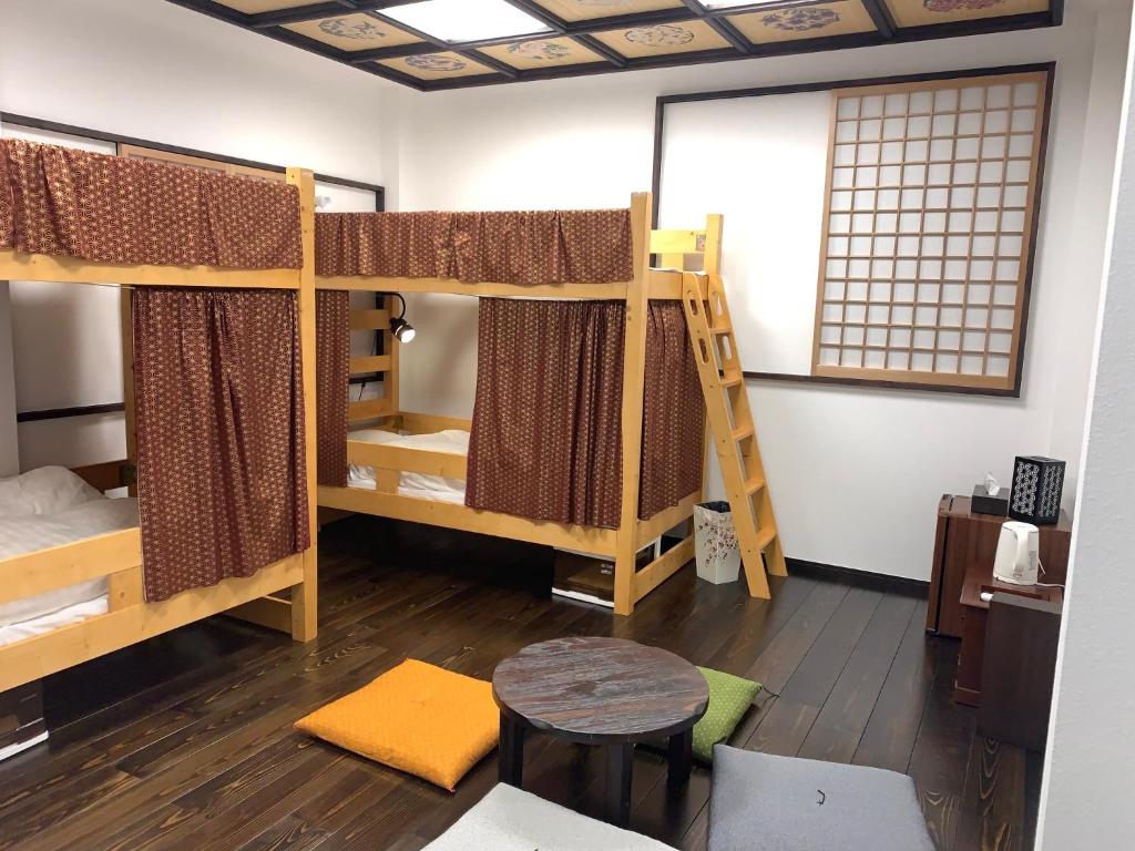 Shinjuku Miyabi Residence - Vacation STAY 94836 في طوكيو: غرفة مع سرير بطابقين وطاولة ونافذة