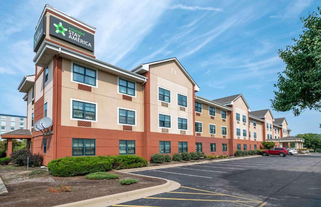 uma prestação de um hotel com estacionamento em Extended Stay America Suites - Indianapolis - Airport em Indianápolis