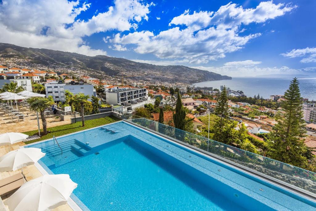 Bazén v ubytovaní Madeira Panorâmico Hotel alebo v jeho blízkosti