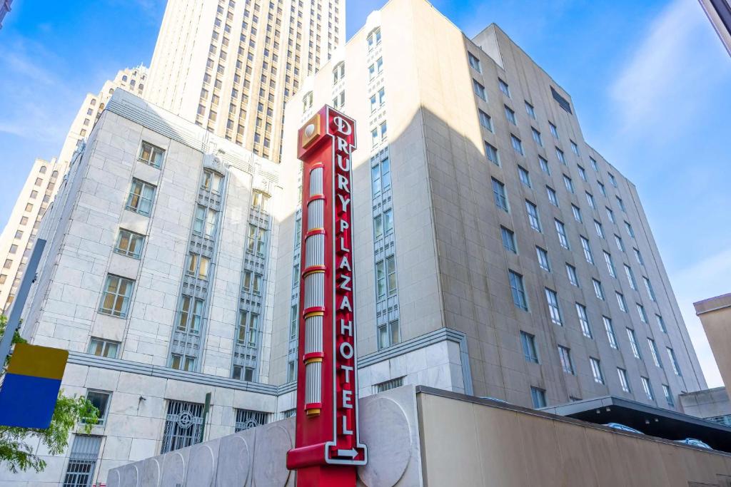 um sinal vermelho de hotel em frente a um edifício em Drury Plaza Hotel Pittsburgh Downtown em Pittsburgh