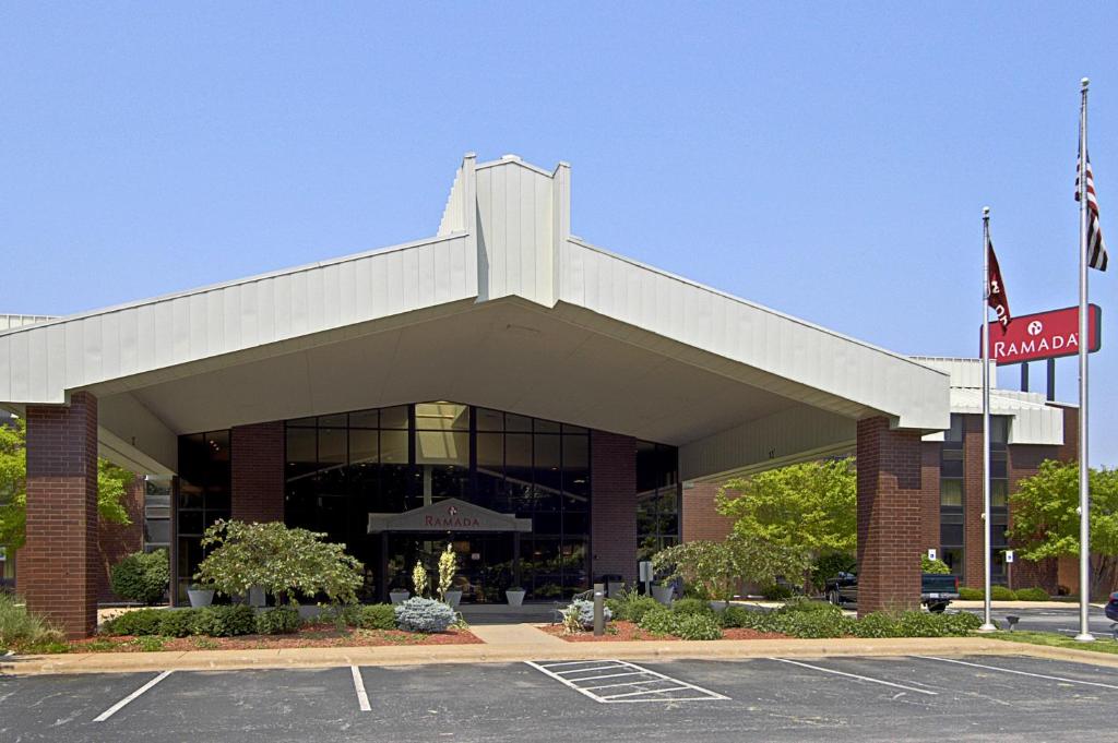 ein Parkplatz vor einem Gebäude in der Unterkunft Ramada by Wyndham Bettendorf in Bettendorf