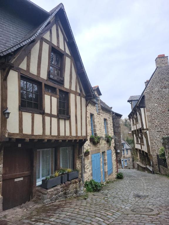 - un vieux bâtiment dans une rue pavée dans l'établissement LES REMPARTS DU JERZUAL, à Dinan