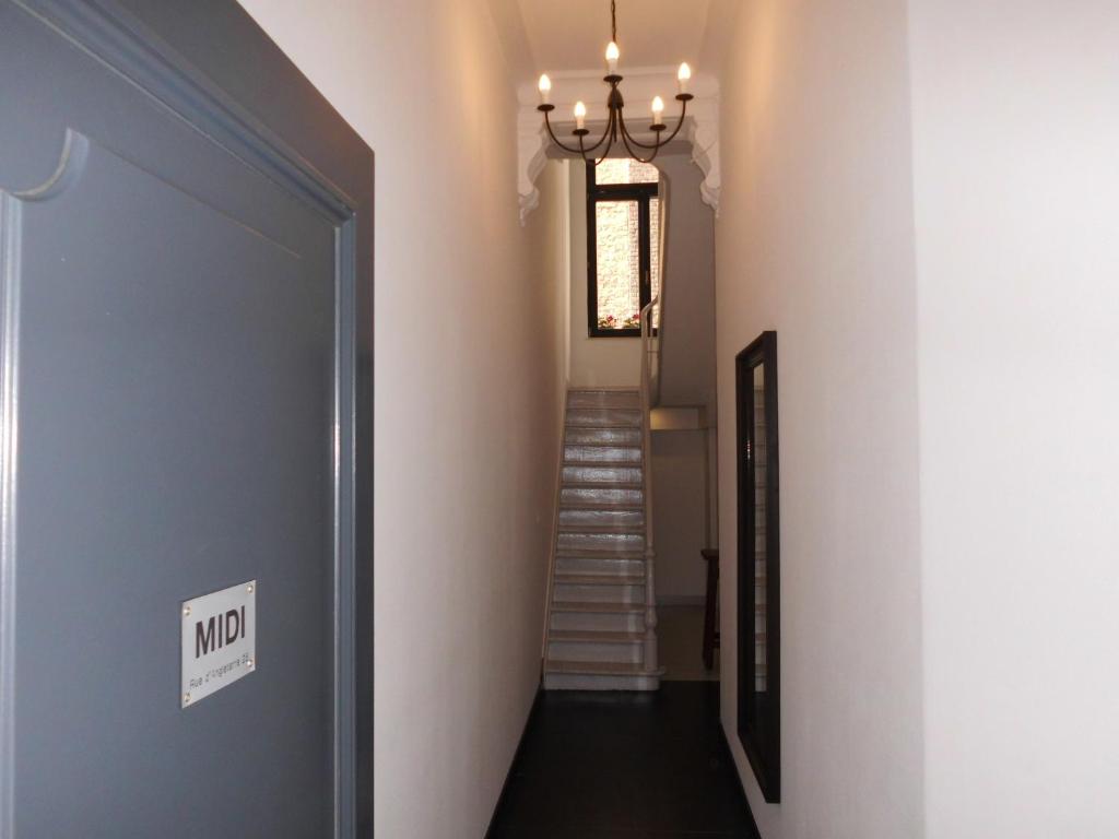 un corridoio con una scala con un cartello sulla porta di Aparthotel Midi Residence a Bruxelles