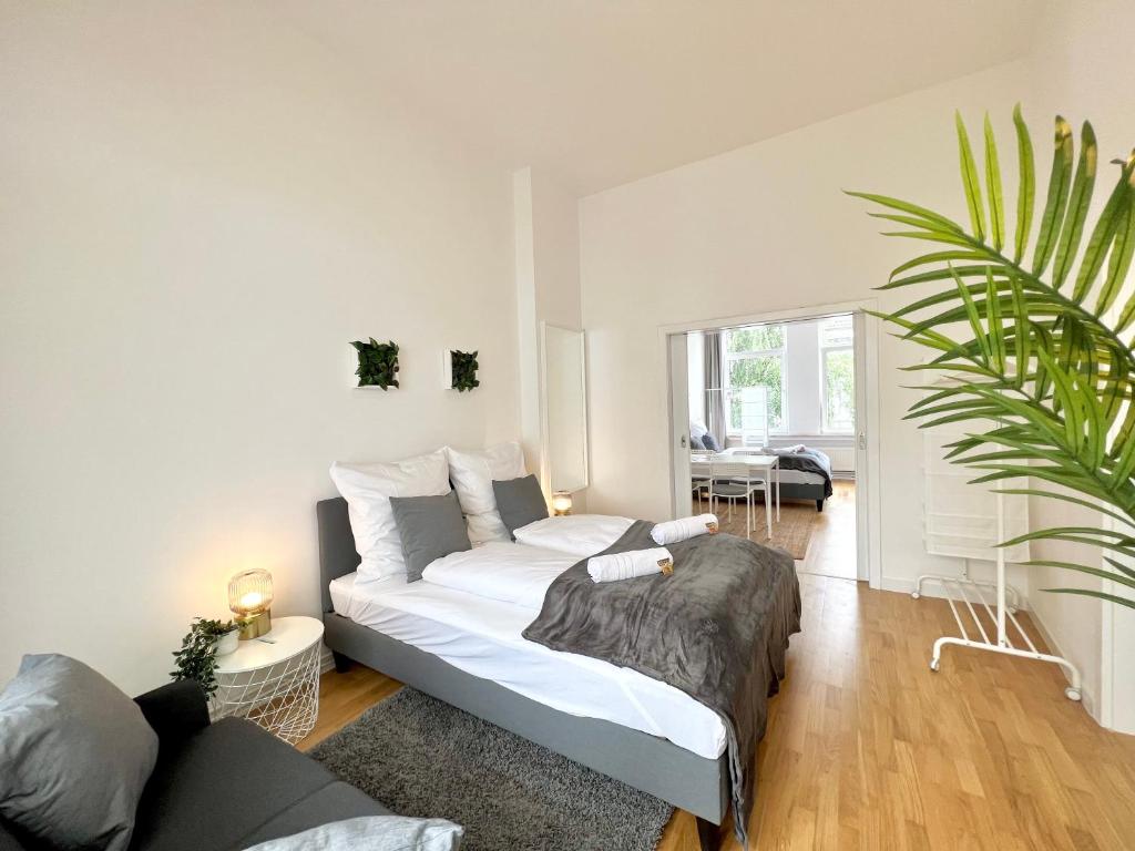 ein Schlafzimmer mit einem Bett und ein Wohnzimmer in der Unterkunft Jungle Retreat Apartments im Zentrum in Bremen