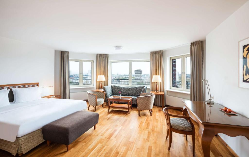 Tempat tidur dalam kamar di Lindner Hotel Frankfurt Main Plaza, part of JdV by Hyatt