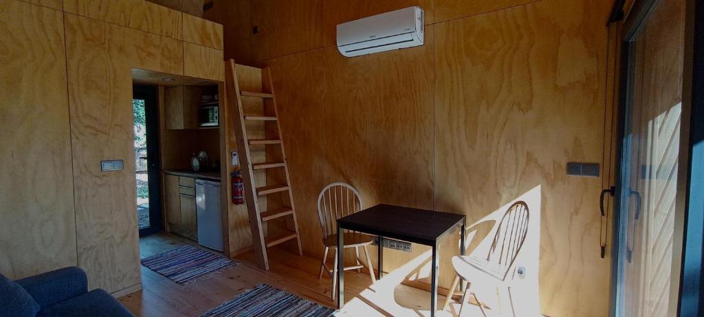 a tiny house with a small table and chairs at Refugio do Carrascal in Tomar