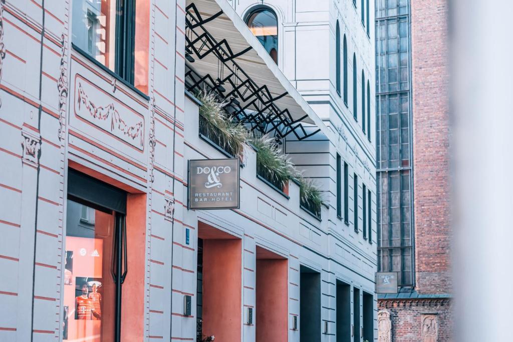 eine Straße in einer Stadt mit hohen Gebäuden in der Unterkunft DO & CO Hotel München in München