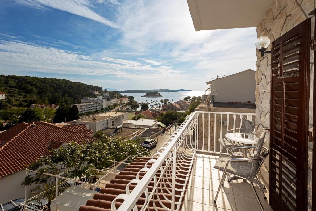 - Balcón con vistas al agua en Balic Apartments - Hvar, en Hvar