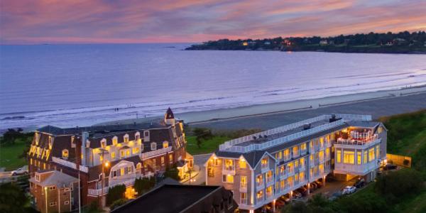 uma vista aérea de um grande edifício ao lado da praia em Newport Beach Hotel & Suites em Middletown