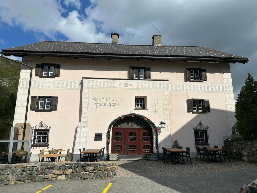 een groot wit gebouw met een rode deur bij Hotel Tschuggen Davos in Davos