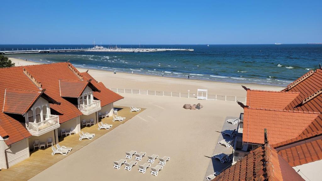 - une vue aérienne sur une plage avec des bâtiments et des chaises dans l'établissement Hotel Zhong Hua, à Sopot