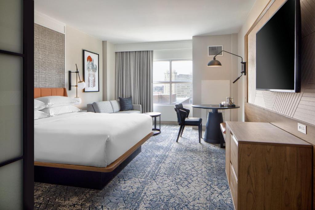 Cama ou camas em um quarto em Sheraton Fort Worth Downtown Hotel