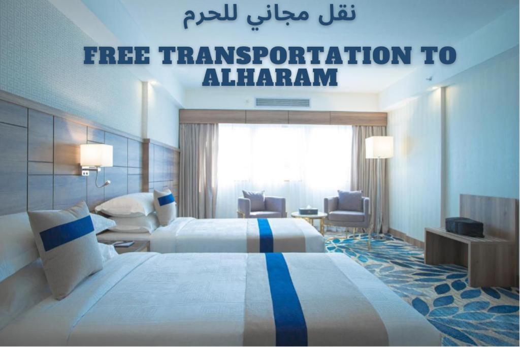 una camera con due letti e un cartello che dice trasporto gratuito ad Almingham di Season Star Hotel Madinah a Medina