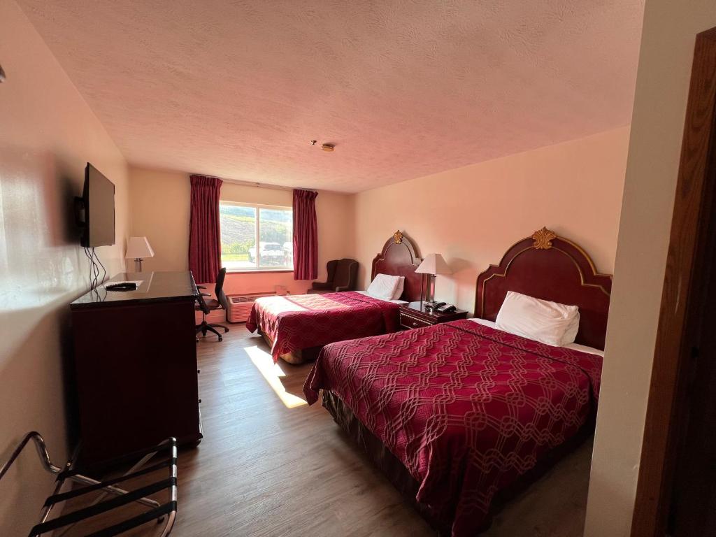 a hotel room with two beds and a television at FairBridge Inn Express Chesterton in Chesterton