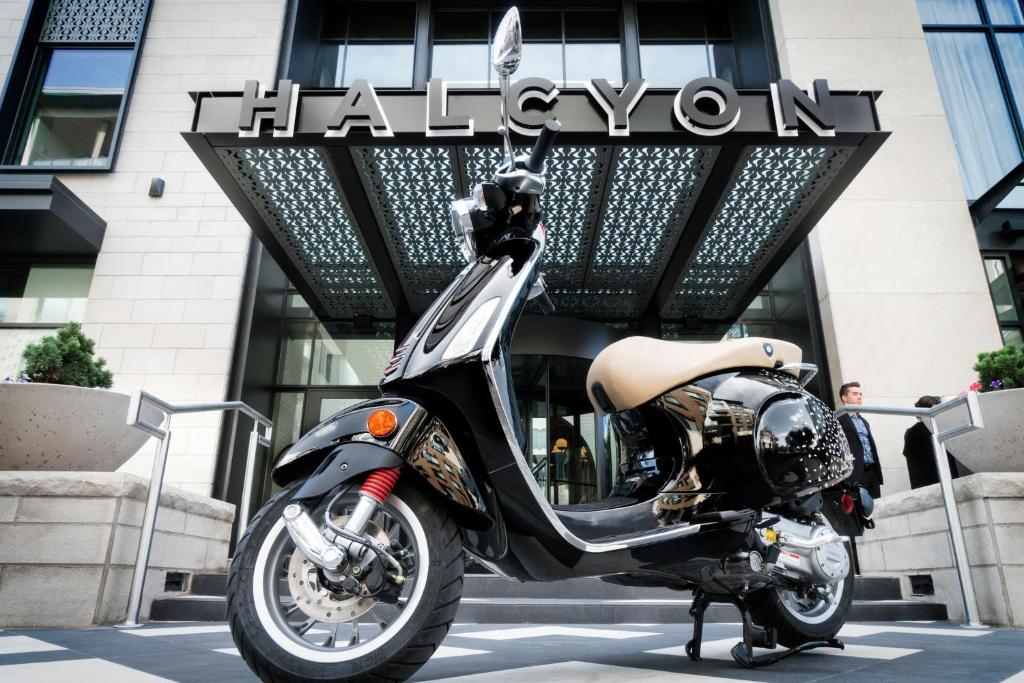 una moto parcheggiata di fronte a un edificio di Halcyon - A Hotel in Cherry Creek a Denver