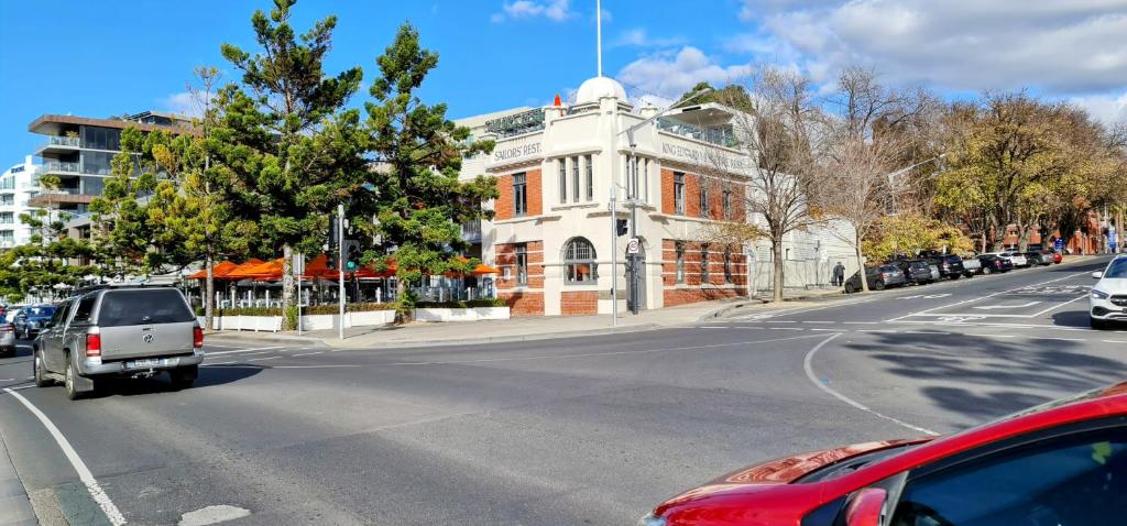 een wit gebouw aan de straatkant bij PierPoint 401 in Geelong