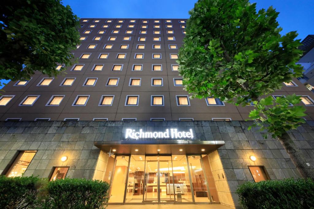 vista sulla parte anteriore dell'hotel kordinator di Richmond Hotel Yokohama-Bashamichi a Yokohama